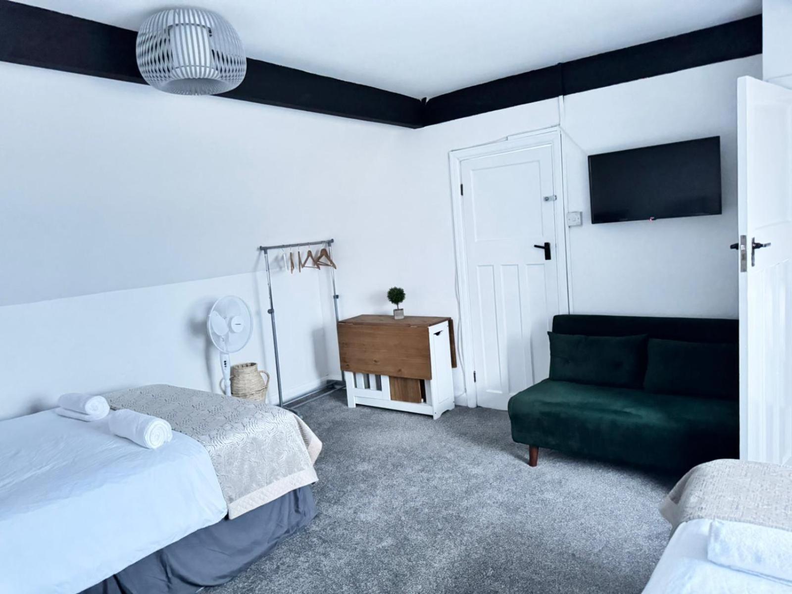 Shm Stays Solihull Hs2 Nec Airport Nr M6 M40 M42 Great For Long & Short Stays 15 Min Walk To Train Station 5 Min Drive To Town Centre Outside Bus Stops & Supermarket Free Parking Buitenkant foto